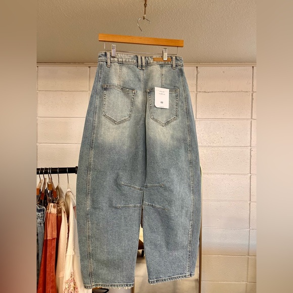 NWT Cello Horseshoe Barrel Relaxed Fit Light Washed Denim Jeans Pants - Picture 12 of 12